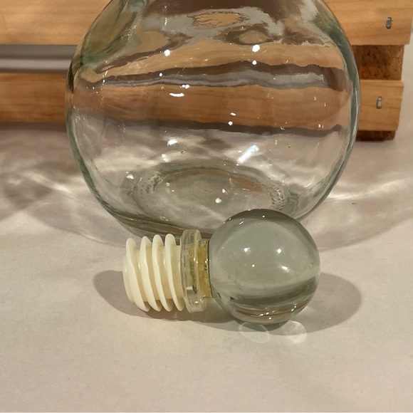 🥳BOGO! Pair (2) VTG Anchor Hocking Clear Glass Decanters w Stoppers. - Picture 5 of 13